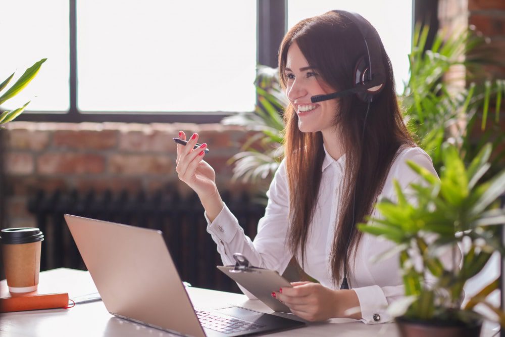 portrait femme travailleur du service client min